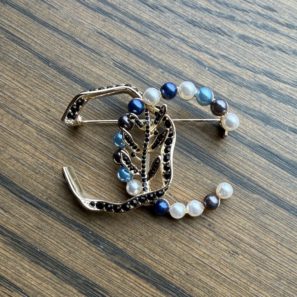 Elegant Gold and Black Brooch with Pearls